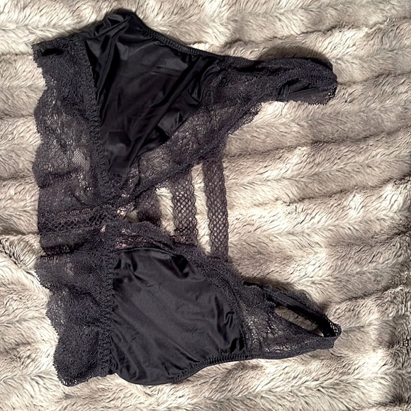 Victoria’s Secret Satin Strappy Bralette - Picture 2 of 2